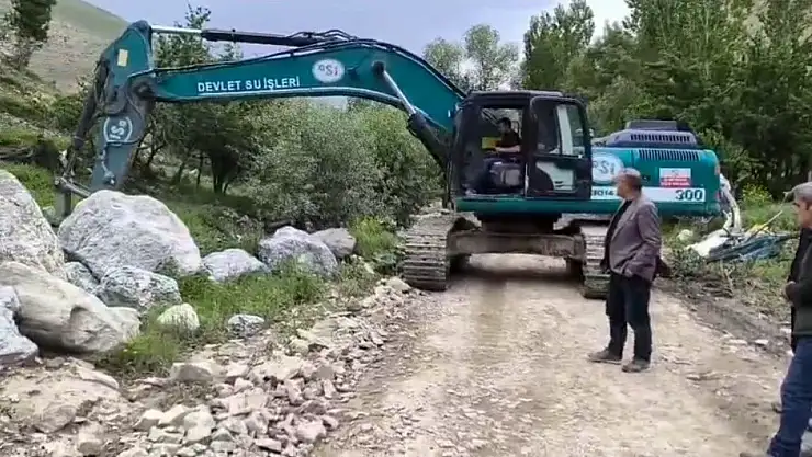 Başkale'de sel meydana geldi: O yol kapandı!