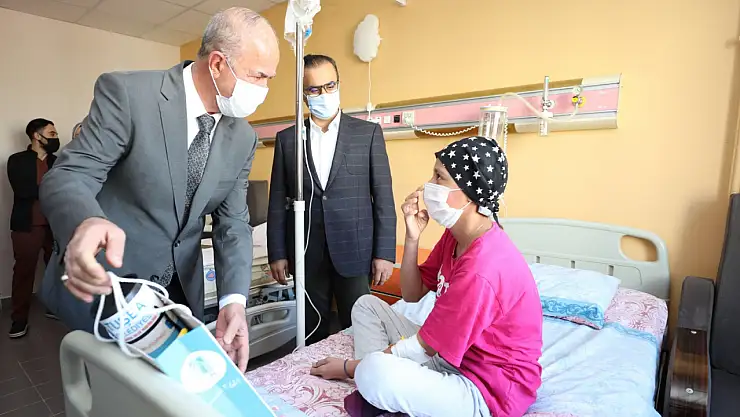 Başkan Akman'dan lösemili çocuklara moral ziyareti