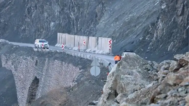 Hakkari-Van Yolu Heyelanı Sonrası Temizlik Çalışmaları Başladı