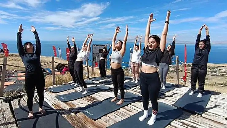 Kadınlar 2 bin 700 yıllık kalede spor yaptı
