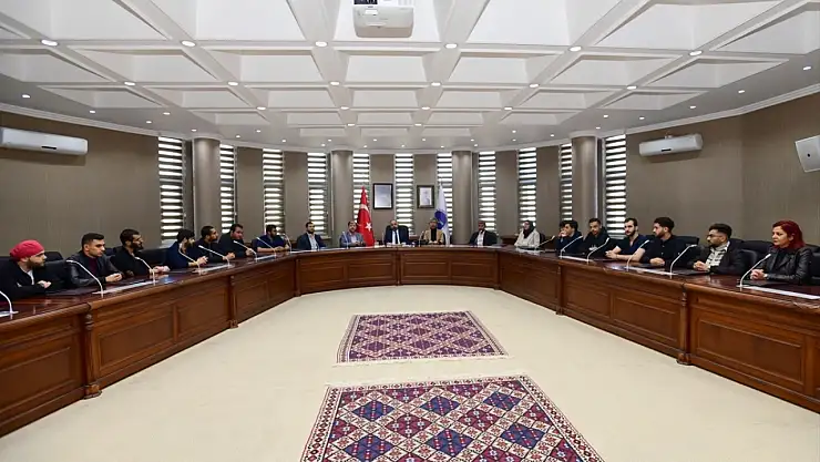 Konserleri iptal etmeyen rektör, Filistinli öğrencilerle buluştu
