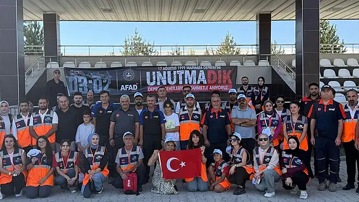 Marmara depreminde hayatını kaybedenler Van'da anıldı