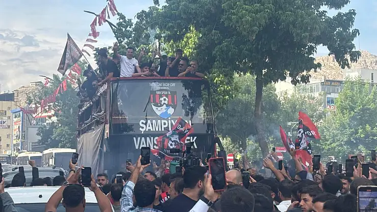Şampiyon Vanspor evinde şehir turu attı