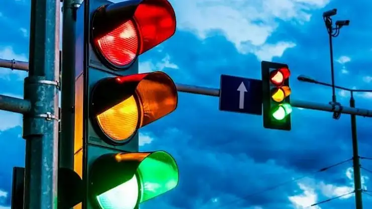 Trafik ışıkları dörtleniyor: İşte beyazın anlamı
