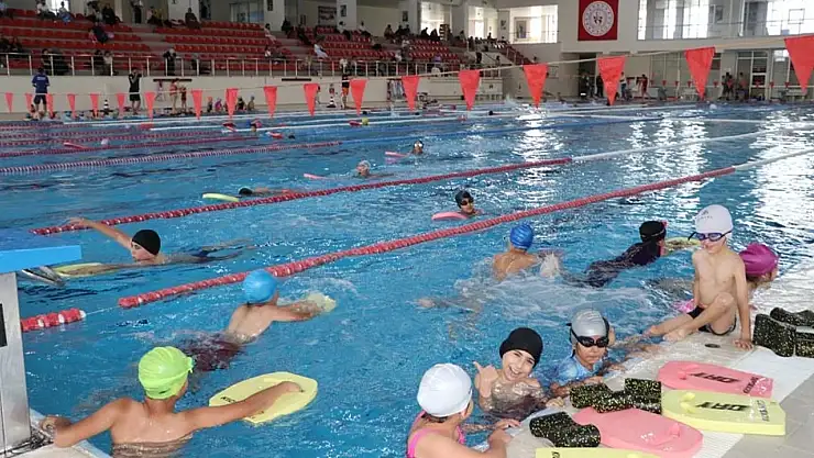 Van'da 8 bin öğrenci, olimpik havuzlarda yüzme öğreniyor
