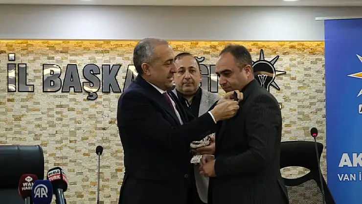 Van'da AK Parti'ye katılım! Rozetleri takıldı...