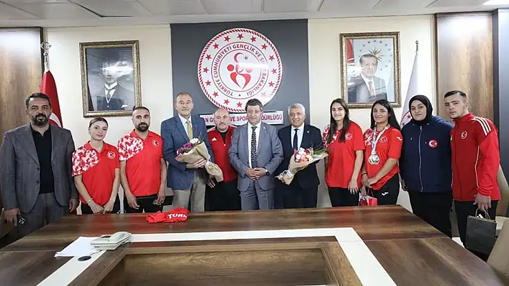 Van'da başarılı sporculara hem ziyaret hem ödül