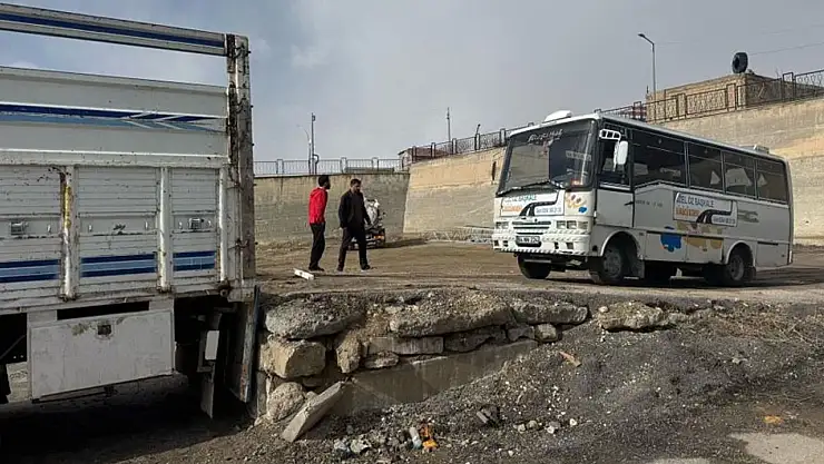 Van'da cep telefonu ile midibüsü takas ettiler