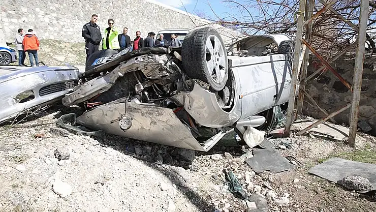 Van'da devrilen otomobilin sürücüsü ağır yaralandı