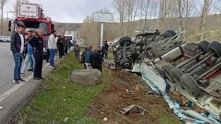 Van'da düz yolda giden tır devrildi!