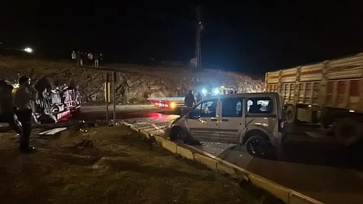 Van'da iki araç çarpıştı! Ölü ve yaralılar var...