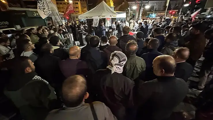 Van'da İsrail'in Küresel Sumud Filosu'na saldırılarına tepki