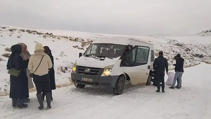 Van'da kar ve buzlanma ulaşımı aksattı