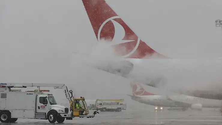 Van'da kar yağışı: Uçak seferleri rötar yaptı