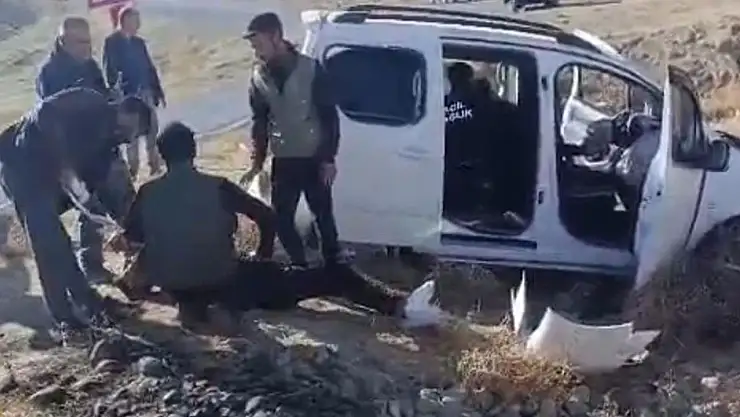 Van'da kontrolden çıkan araç şarampole yuvarlandı