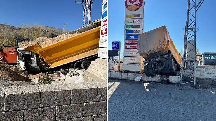 Van'da kum yüklü kamyon ile hafif ticari araç çarpıştı