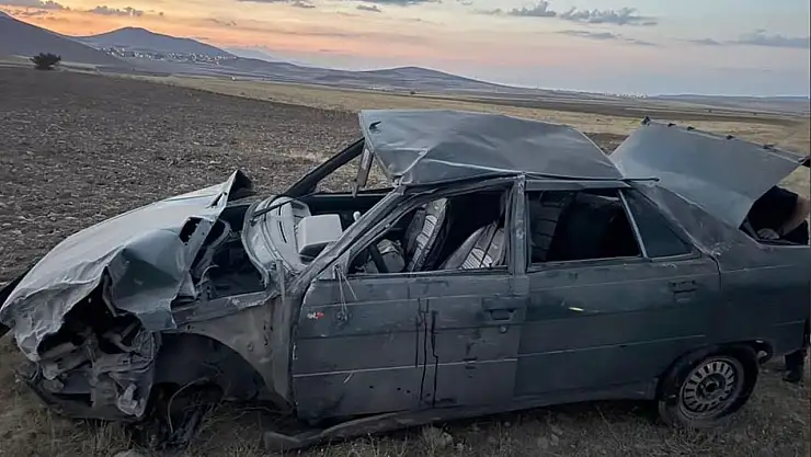 Van'da lastiği patlayan otomobil karşı yoldan gelen cipe çarptı