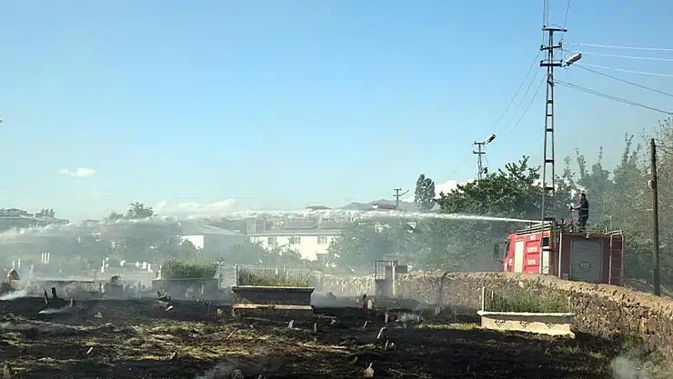 Van'da mezarlıktaki yangın söndürüldü