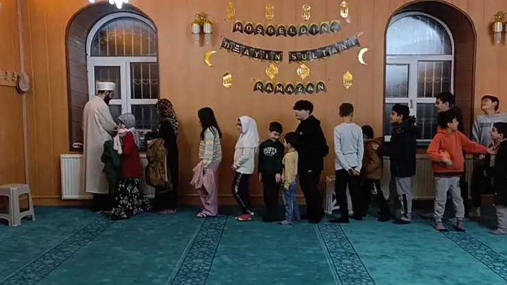 Van'da namaza gelen çocuklar için etkinlik