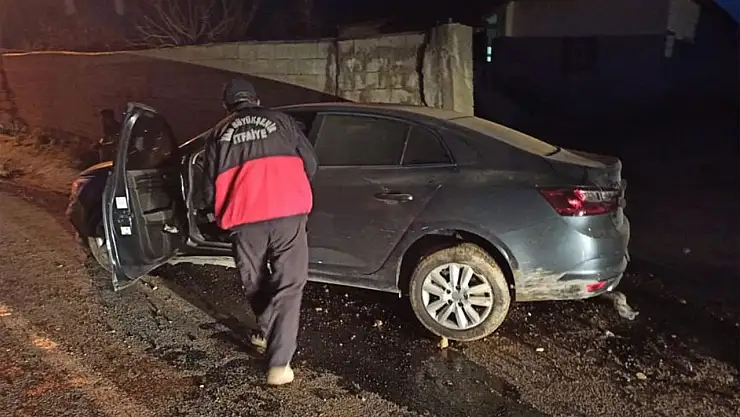 Van'da otomobil duvara çarptı!