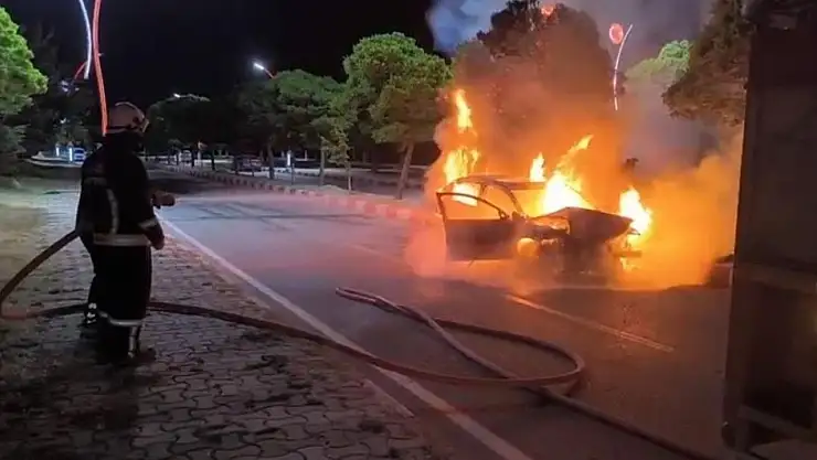 Van'da park halindeki araca çarpan otomobil alev aldı!