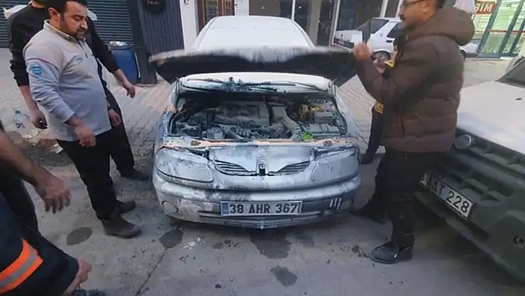 Van'da park halindeki otomobilde yangın!