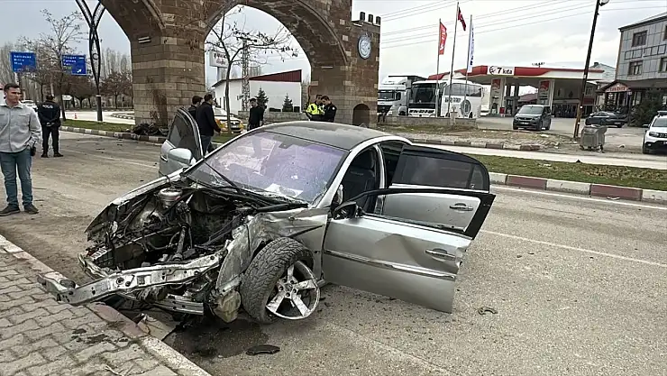 Van'da refüje çarpan otomobildeki 3 kişi yaralandı