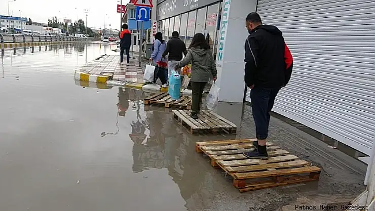 Van'da sağanak yağış trafiği olumsuz etkiledi