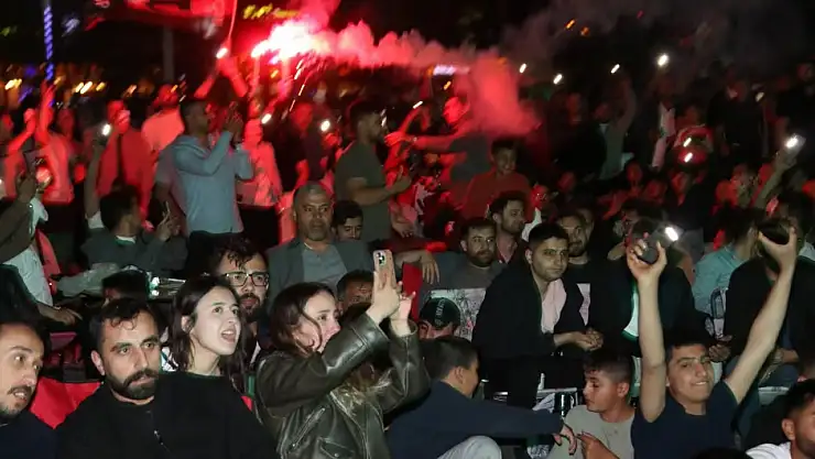 Van'da şampiyonluk sevinci geceyi gündüze çevirdi