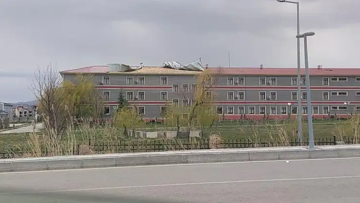 Van'da şiddetli rüzgar çatıları uçurdu