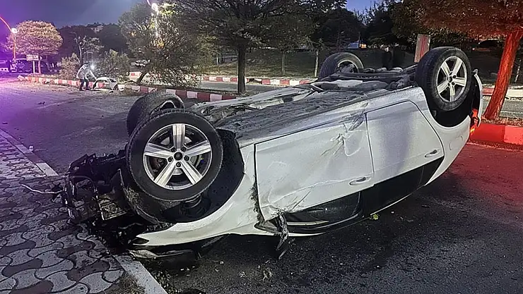 Van'da takla atarak devrilen otomobildeki 3 kişi yaralandı