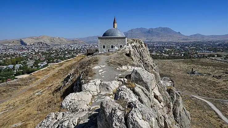 Van'da tarihi cami, eşsiz manzarasıyla ilgi çekiyor
