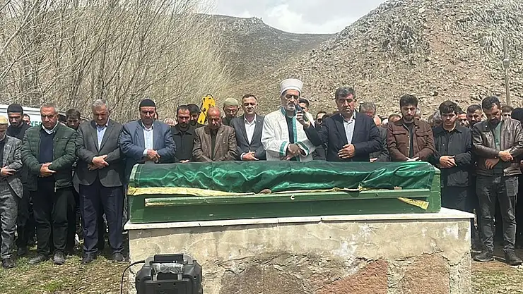 Van'da trafik kazasında ölen baba ve iki kızı defnedildi