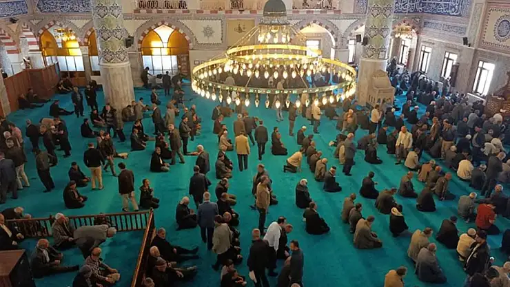 Van'da yarım asırlık camide son cuma namazı kılındı