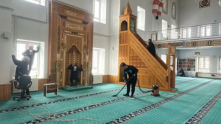 Van'daki camilerde ramazan temizliği yapıldı