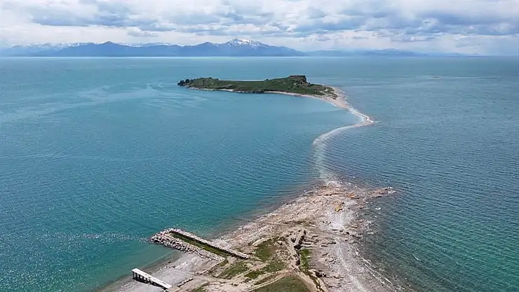 Van Gölü'nde Antik Yol Gün Yüzüne Çıktı