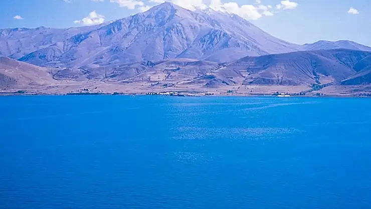 Van Gölü su sıcaklığı 2,5 derece arttı