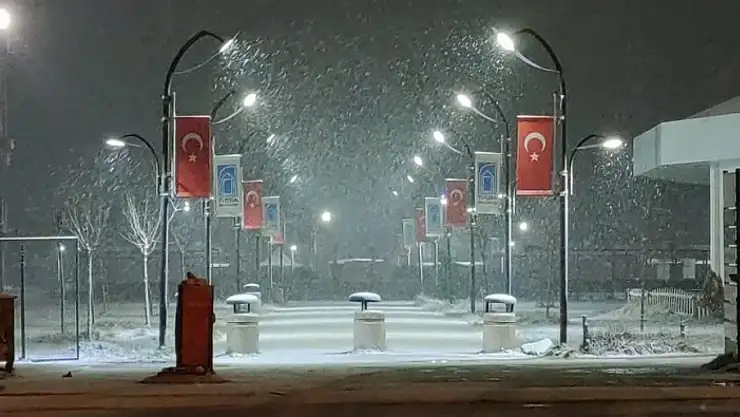 Van'ın şehir merkezi beyaza büründü