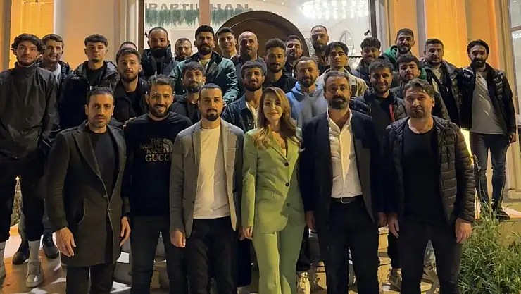 Vangölüspor yönetimi ve futbolcuları yemekte buluştu