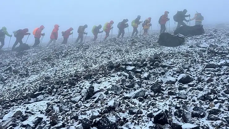 Vanlı dağcılar Türkiye'nin en yüksek üç zirvesine çıktı