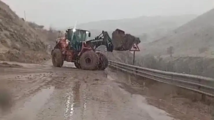 Yüksekova-Van kara yolunda heyelan meydana geldi