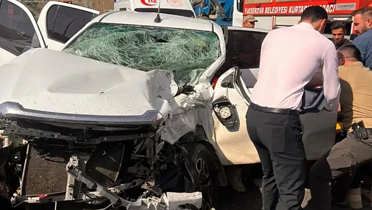 Yüksekova-Van kara yolunda trafik kazası: 3 yaralı