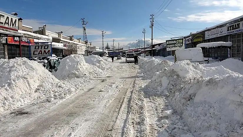 Erciş'te çalışmaya kar engeli: Sanayi esnafı 3 gün sonra dükkan açtı