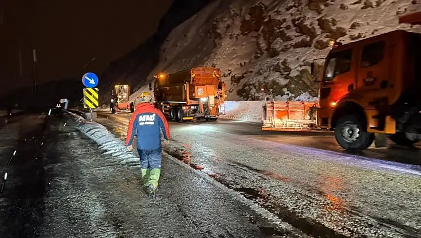 Gevaş'ta çığ düştü!