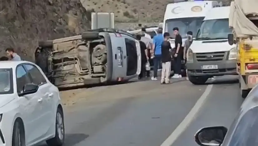 Hakkari-Van kara yolunda kaza: 5 yaralı