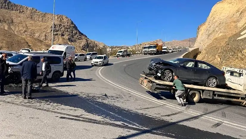 Hakkari Van yolunda trafik kazası: 3 yaralı