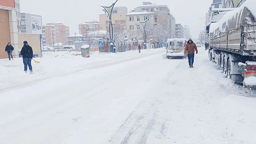 Kar Van'ı esir aldı: Yollar kapandı, ulaşım felç oldu