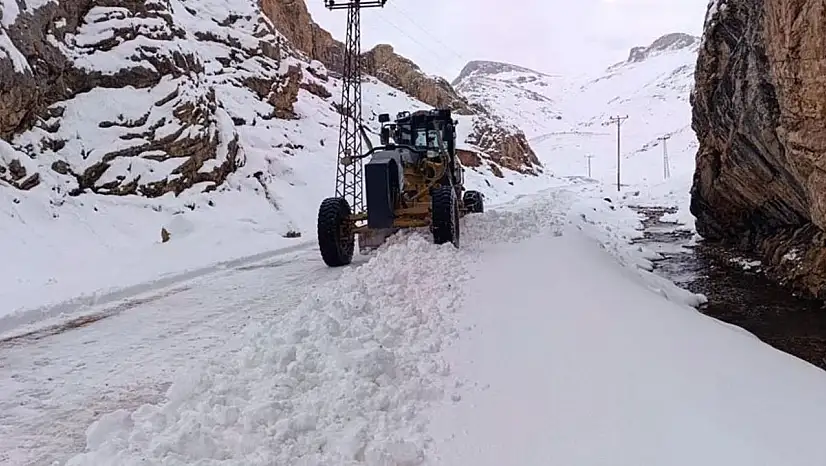Van'da 102 yerleşim yerinin yolu ulaşıma kapandı