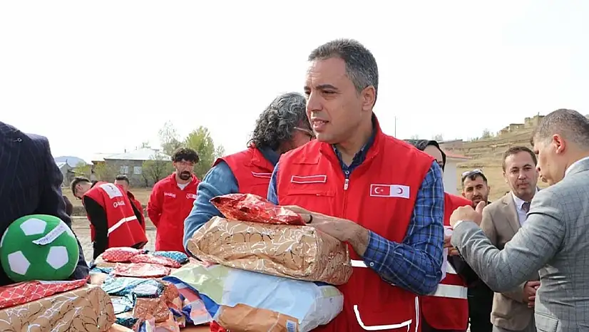 Van'da 117 çocuğa bot ve mont dağıtıldı