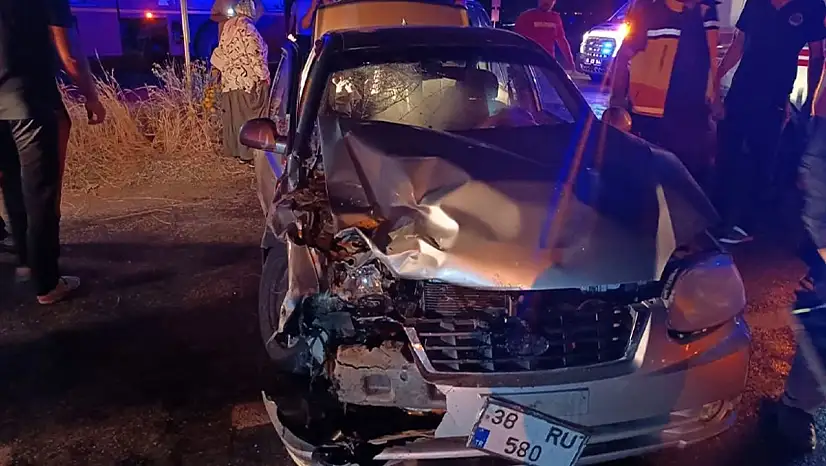 Van'da 2 otomobil çarpıştı: 9 kişi yaralandı